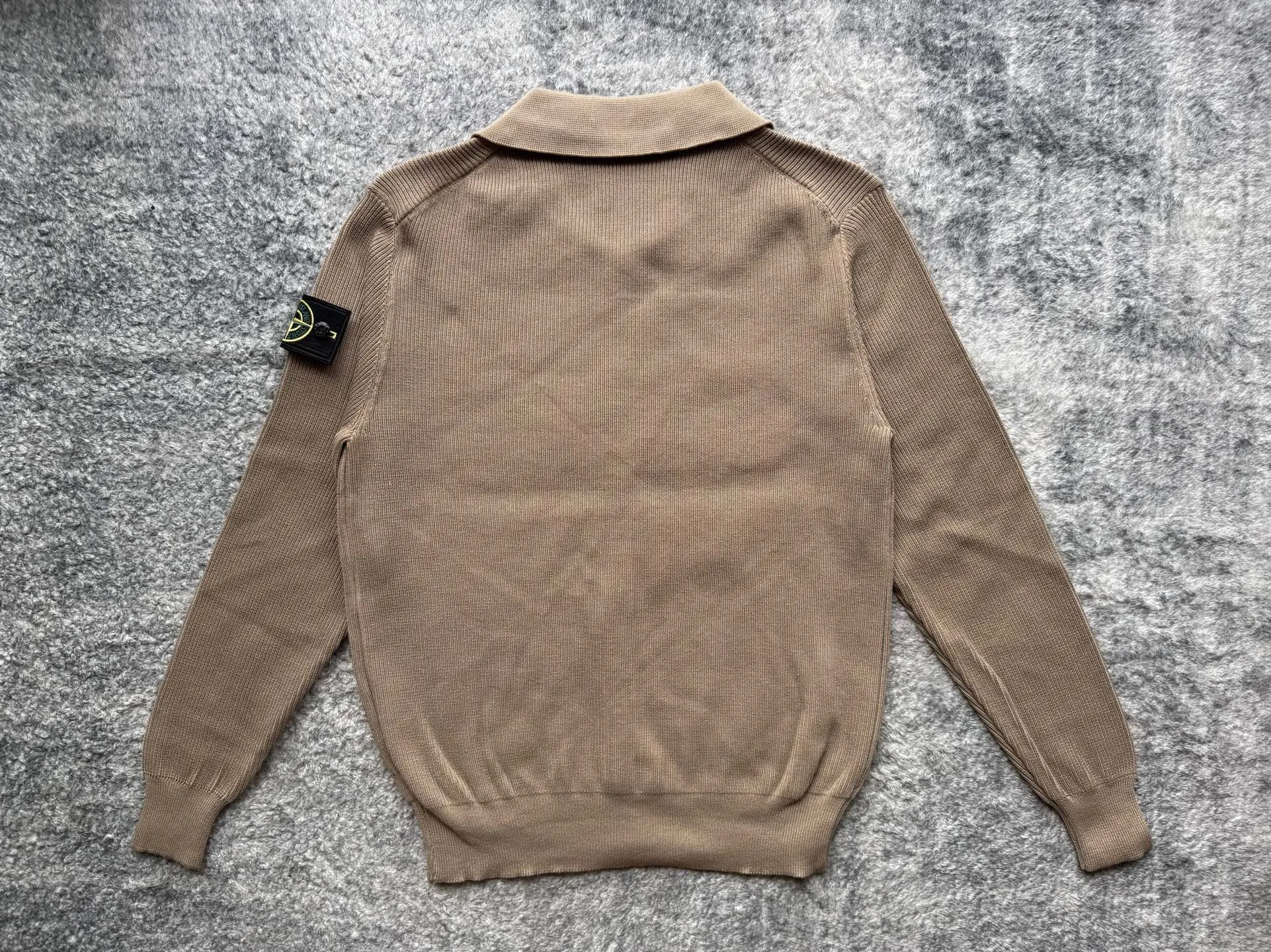 P230 STONE ISLAND solid color polo knitted sweater, an atmospheric outfit for boys in early autumn | Polo shirts and sweaters have a sense of relaxation! The relaxed feeling of autumn dressing is brought by this set of Polo shirts and sweaters. Polo shirts and sweaters have their own autumn and winter atmosphere! The lapel design shows off your temperament, and the solid color is versatile and effortless. Heavy knitted fabric, just right for autumn and winter. The knitted sweater is soft, waxy and comfortable! Versatile for commuting, it is a good matching item to wear alone in autumn or layered in autumn and winter! I really like the row style style paired with jeans! The straight leg is versatile and can be worn with any outfit! Pair it with Birkenstocks for a relaxed feeling. Color: Khaki Black Light Gray Clothes Length Bust Shoulder Width M 67 53 62 120-135 Jin L 69 55 63 135-150 Jin XL 70 56.5 64 150-165 Jin